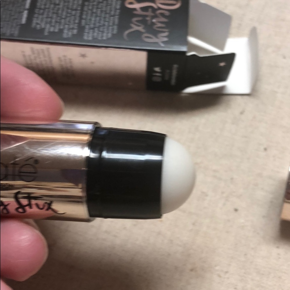 Ciaté Dewy Stix Luminous Highlighting Balm BNIB☀️